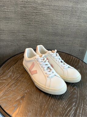 VEJA Ladies Size 8